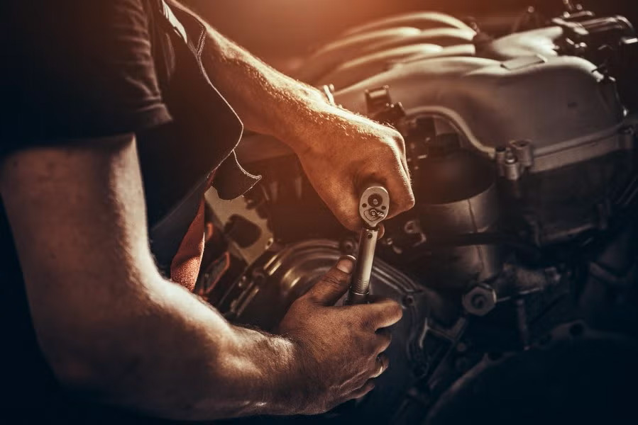 Tightening bolts on engine